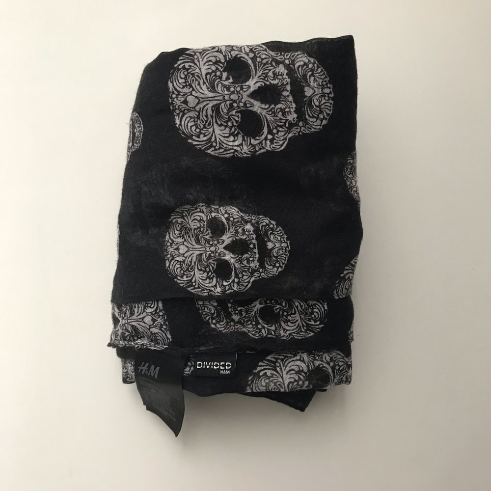 Skeleton 💀 pattern scarf - Picture 6 of 7